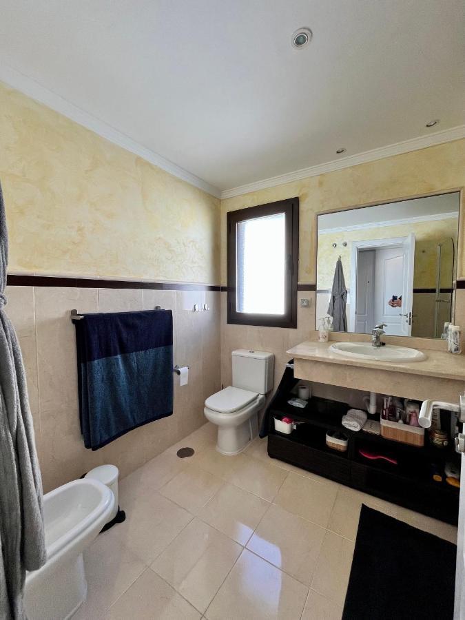 Quiet & Spacious Apt @ Golf Course W/ Roof Terrace San Roque  Luaran gambar