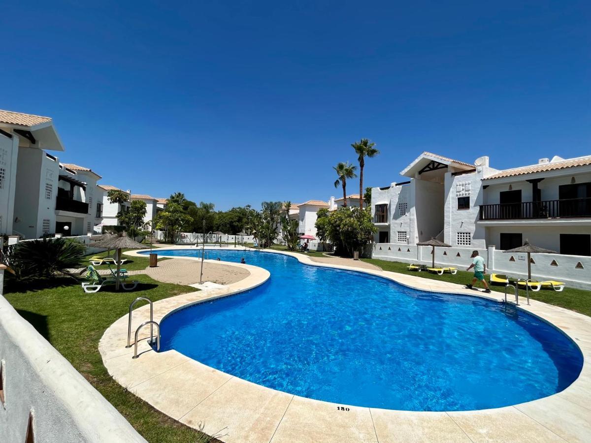 Quiet & Spacious Apt @ Golf Course W/ Roof Terrace San Roque  Luaran gambar