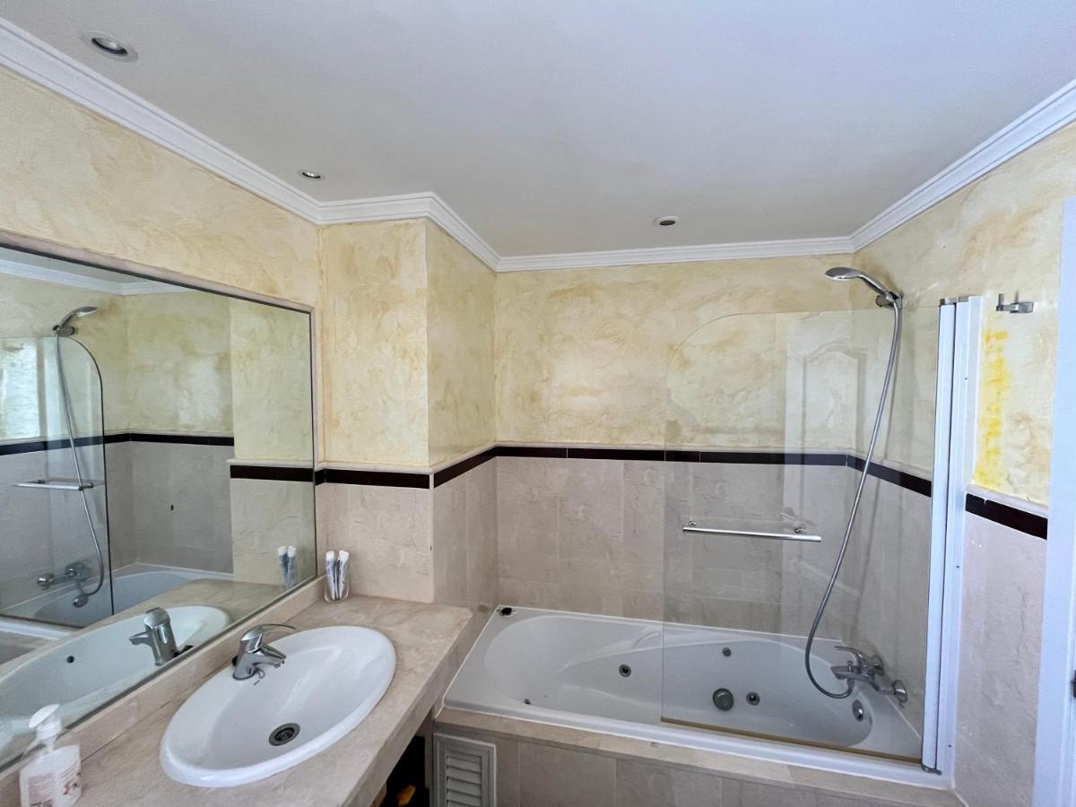 Quiet & Spacious Apt @ Golf Course W/ Roof Terrace San Roque  Luaran gambar
