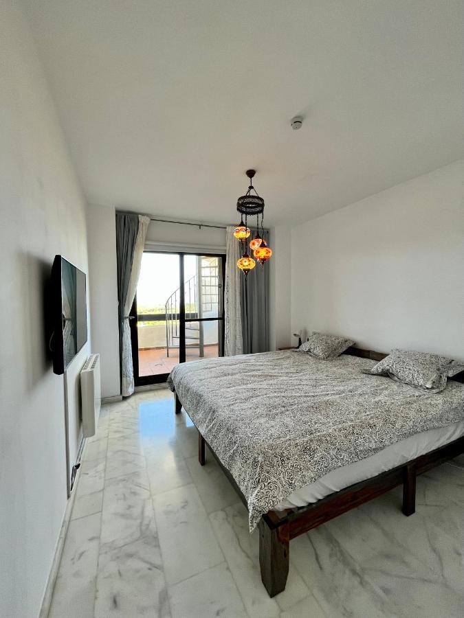 Quiet & Spacious Apt @ Golf Course W/ Roof Terrace San Roque  Luaran gambar