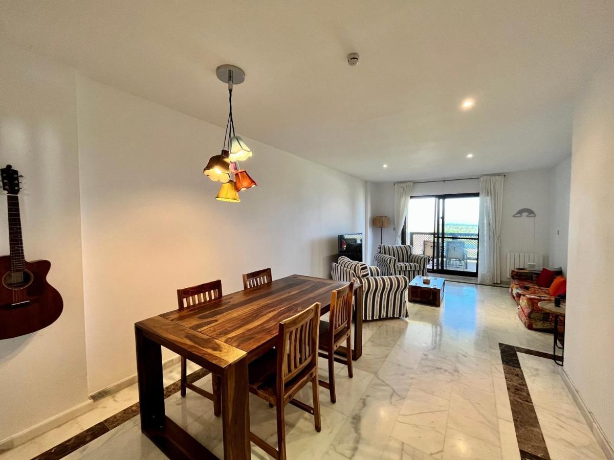 Quiet & Spacious Apt @ Golf Course W/ Roof Terrace San Roque  Luaran gambar